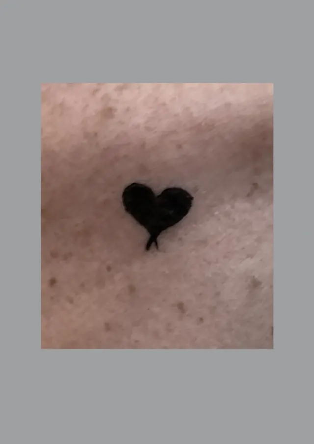 Petit cœur noir minimaliste