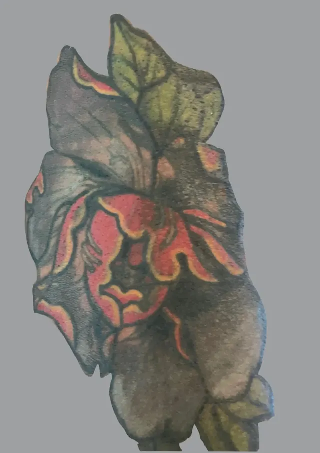 Cover-up floral couvrant un ancien tatouage, fleur rouge et feuilles