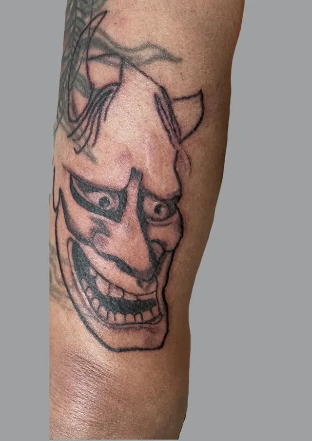 Tatouage noir et blanc d'un masque de démon Hannya